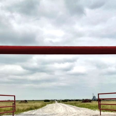 Entrada al rancho, camino de terracería con portón